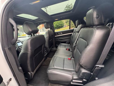 Used 2017 Ford Explorer XLT w/ Equipment Group 202A AWD/4WD image 10