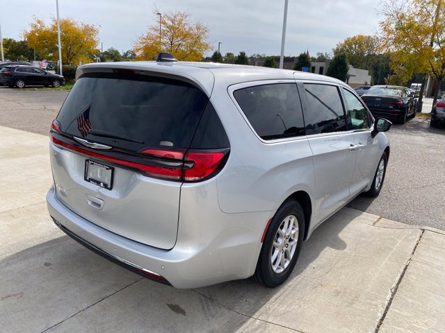 Used 2024 Chrysler Pacifica Touring-L FWD image 3