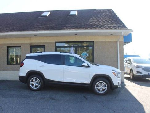 Used 2023 GMC Terrain SLE w/ Driver Convenience Package image 2