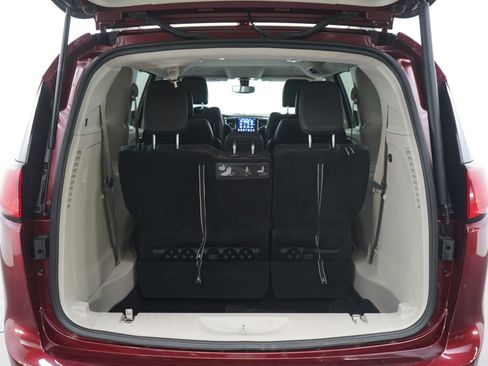 Used 2018 Chrysler Pacifica Touring-L Plus image 19