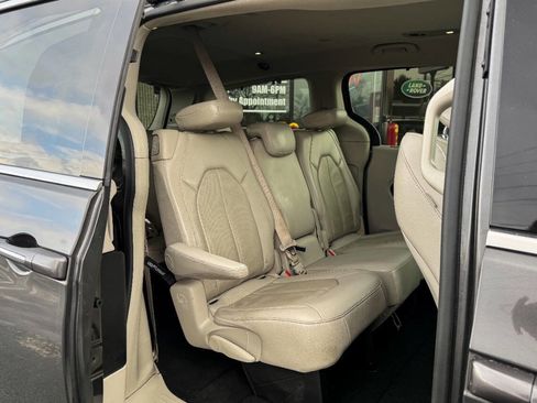 Used 2019 Chrysler Pacifica Touring-L image 13