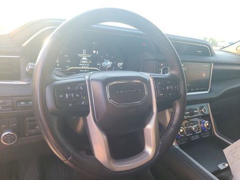 Used 2022 GMC Yukon Denali w/ Advanced Technology Package image 11