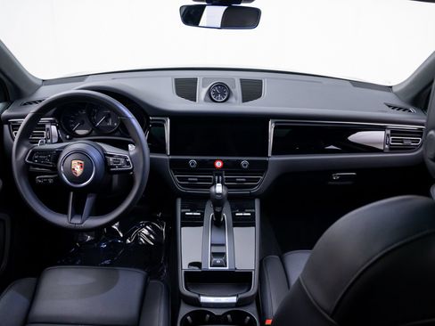 Certified 2025 Porsche Macan AWD/4WD image 11