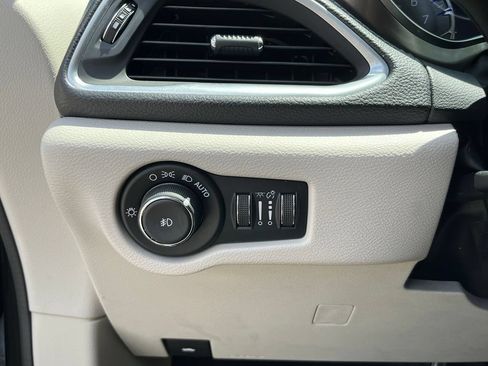Used 2017 Chrysler Pacifica Limited w/ UConnect Theater Package FWD image 17