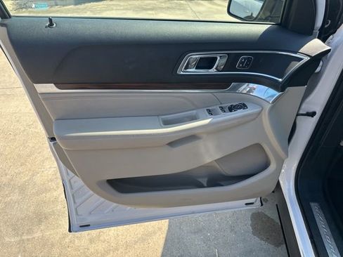 Used 2018 Ford Explorer Limited w/ Equipment Group 301A FWD image 18