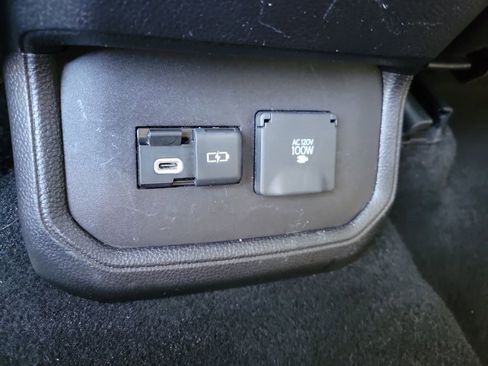 Used 2023 Toyota Highlander Limited image 11