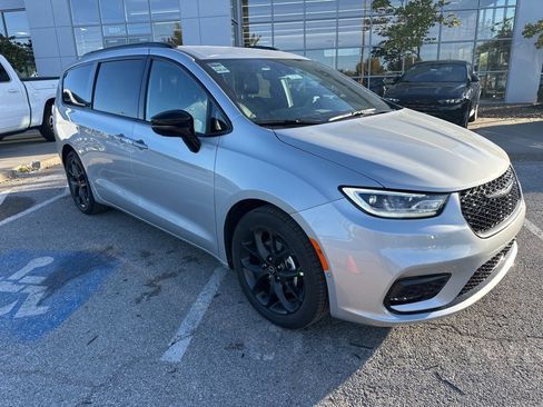 New 2026 Chrysler Pacifica Select image 6