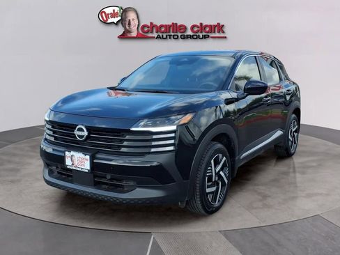 Used 2025 Nissan Kicks SV image 1