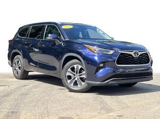 Used 2022 Toyota Highlander XLE video 2
