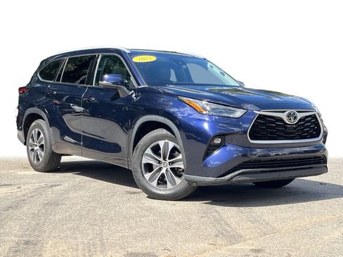 Used 2022 Toyota Highlander XLE image 2