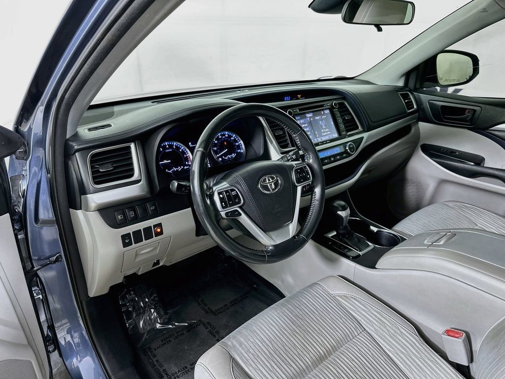Used 2017 Toyota Highlander Plus FWD image 10