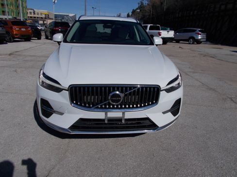 Used 2023 Volvo XC60 B5 Plus image 2