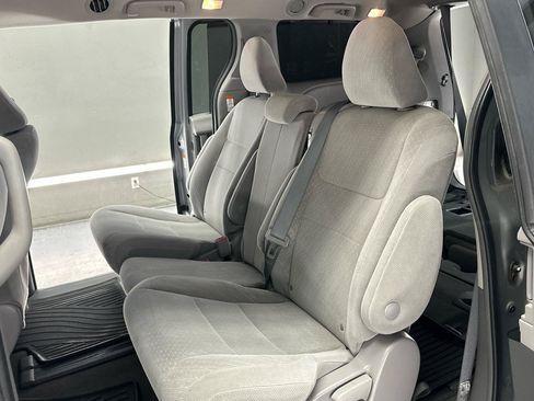 Used 2018 Toyota Sienna LE w/ Carpet Mat Package FWD image 15