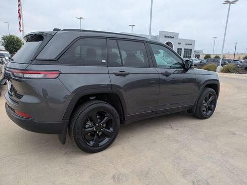 Used 2025 Jeep Grand Cherokee Limited w/ Black Appearance Package image 2