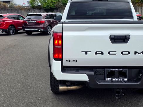 Used 2025 Toyota Tacoma TRD Off-Road AWD/4WD image 12