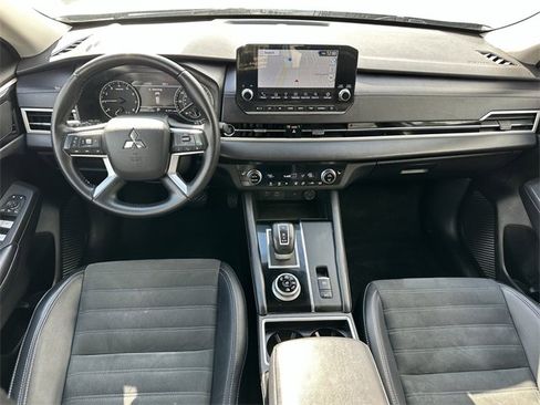Used 2024 Mitsubishi Outlander SE image 9