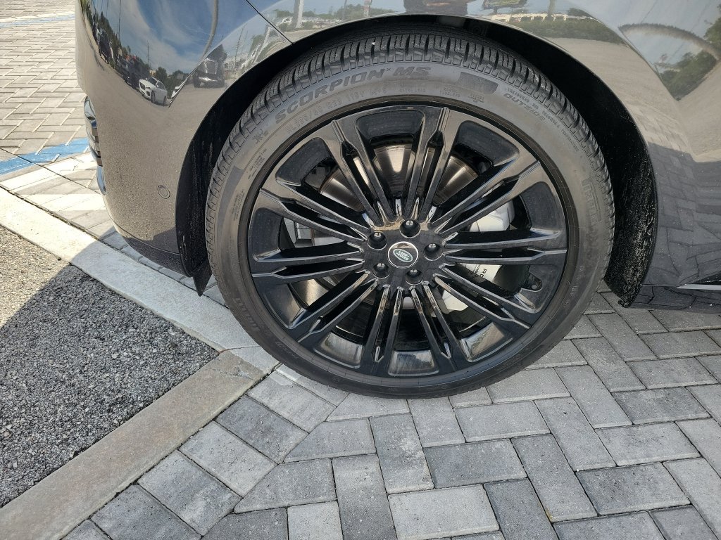 Certified 2025 Land Rover Range Rover SE AWD/4WD image 13