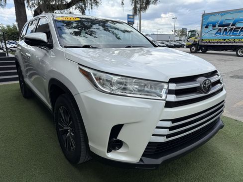 Used 2019 Toyota Highlander LE FWD image 3