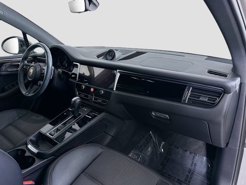 Certified 2023 Porsche Macan AWD/4WD image 31