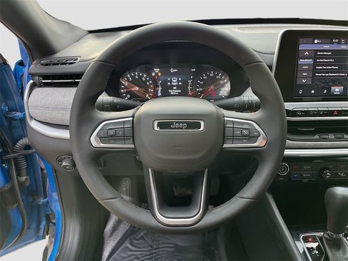 Used 2025 Jeep Compass Latitude image 11