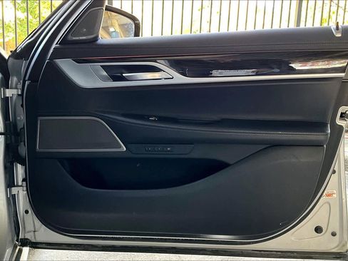 Used 2019 BMW 740i w/ M Sport Package image 22