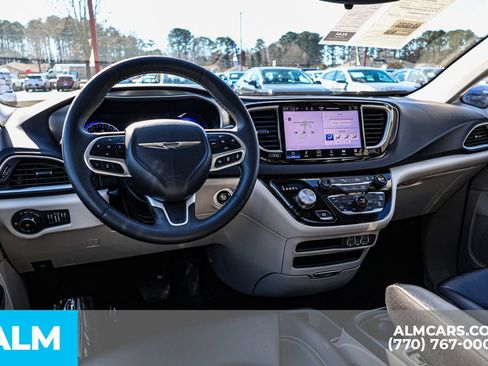 Used 2024 Chrysler Pacifica Touring-L FWD image 31