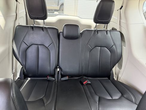 Used 2023 Chrysler Pacifica Touring-L FWD image 16