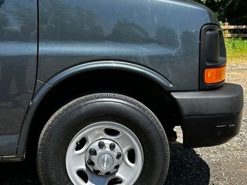 Used 2015 Chevrolet Express 2500 RWD image 32