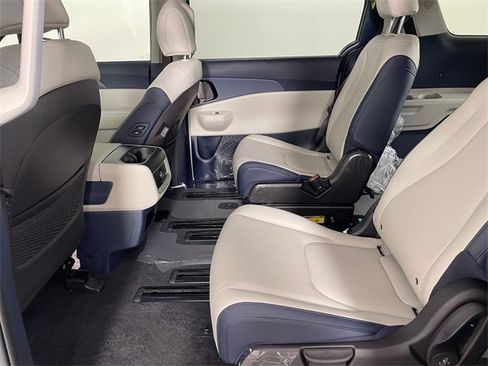 New 2026 Kia Carnival EX image 4