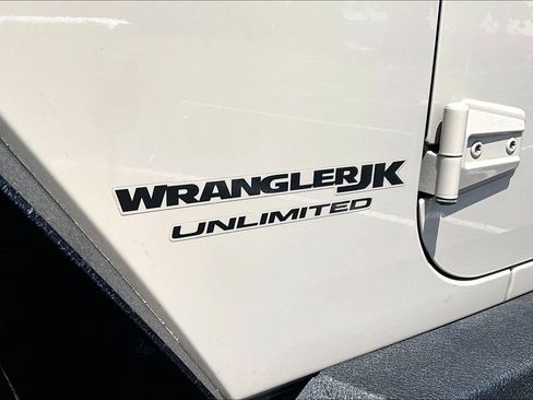 Used 2018 Jeep Wrangler Unlimited Rubicon w/ Connectivity Group AWD/4WD image 23