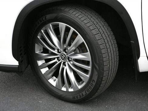 Used 2021 Toyota Highlander Platinum AWD/4WD image 3