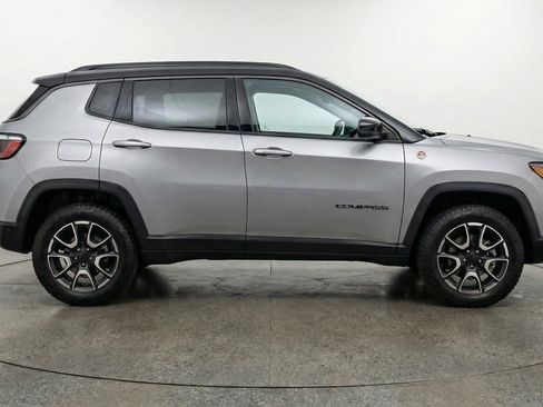 Used 2025 Jeep Compass Trailhawk image 11