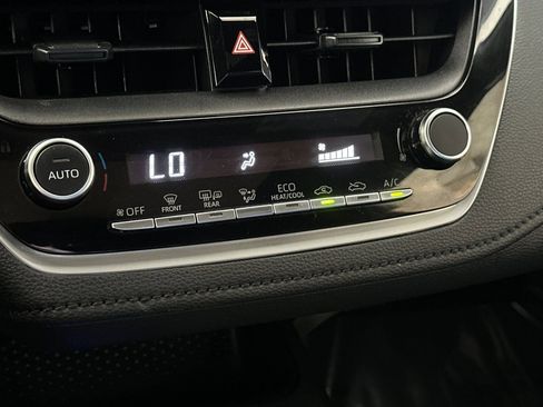 Used 2023 Toyota Corolla SE w/ SE Package image 19