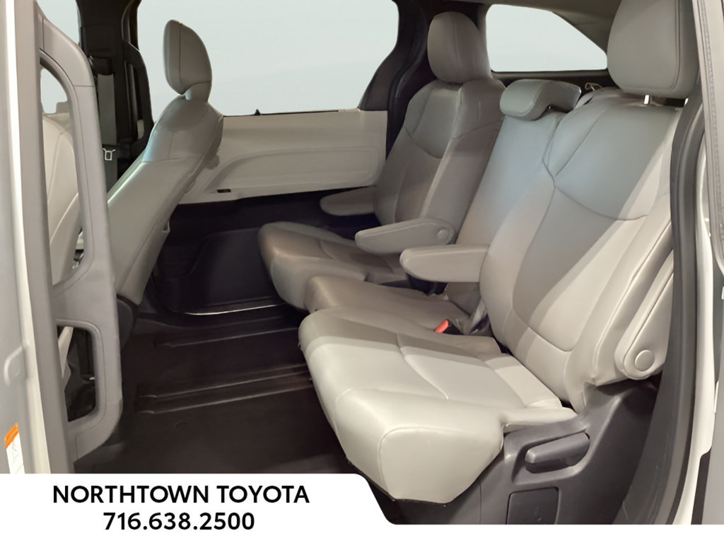 Used 2025 Toyota Sienna XLE FWD image 12