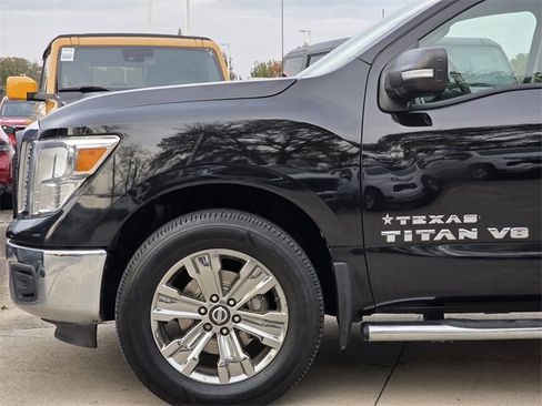 Used 2018 Nissan Titan SV w/ SV Convenience Package image 5