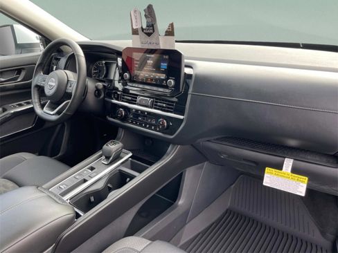 New 2025 Nissan Pathfinder SV image 17