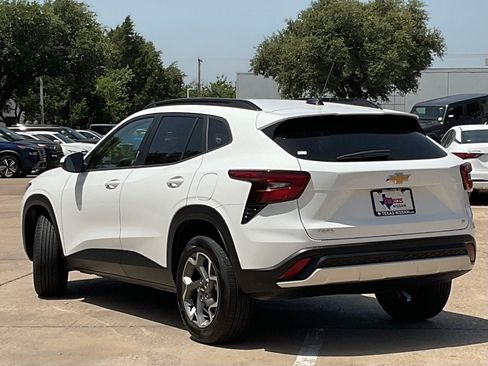 Used 2025 Chevrolet Trax LT FWD image 6