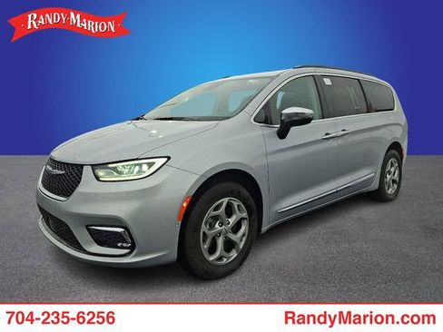 Used 2023 Chrysler Pacifica Limited w/ Uconnect Theater Family Group image 1