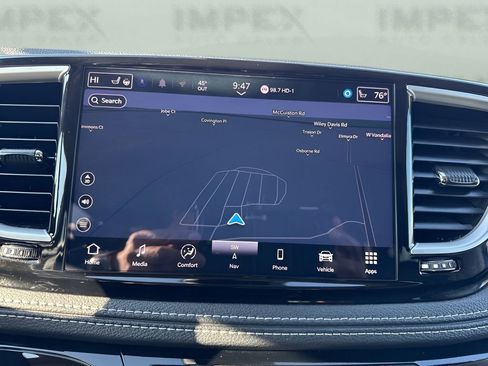 Used 2024 Chrysler Pacifica Select image 21