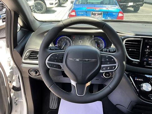 Used 2025 Chrysler Pacifica Select FWD image 34