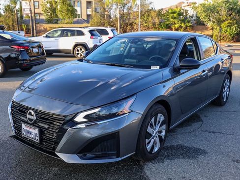 Used 2025 Nissan Altima 2.5 S image 8