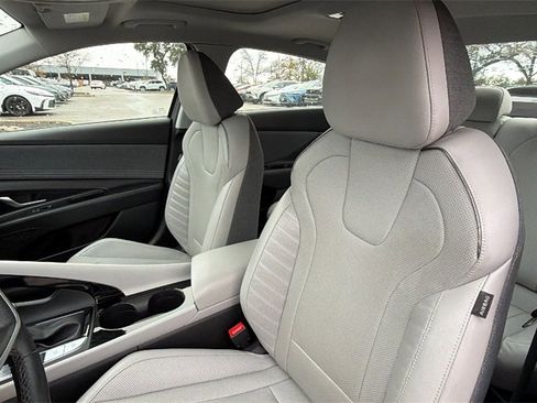 Used 2023 Hyundai Elantra Limited image 19