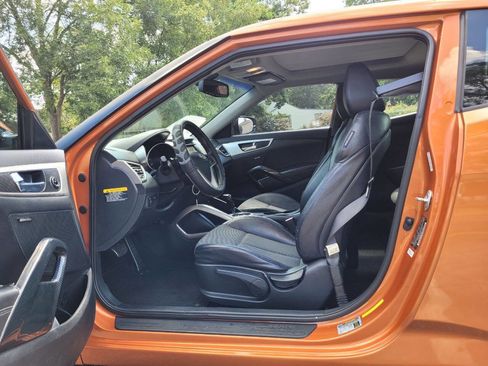 Used 2013 Hyundai Veloster w/ Style Pkg image 4