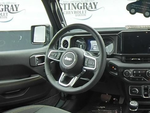 Used 2025 Jeep Wrangler Unlimited Sahara AWD/4WD image 19