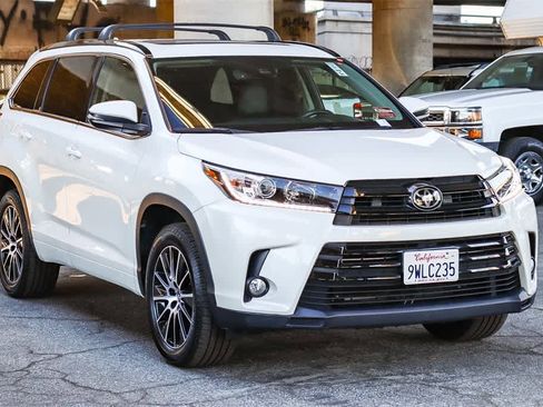 Used 2017 Toyota Highlander SE image 3