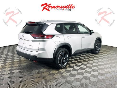 Used 2024 Nissan Rogue SV image 7