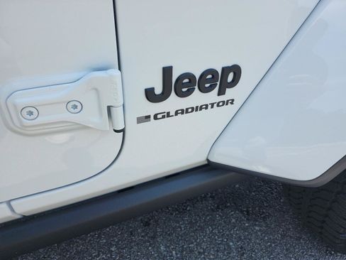 Used 2025 Jeep Gladiator Sport AWD/4WD image 5