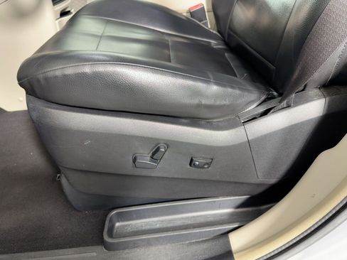 Used 2014 Chrysler Town & Country Touring image 12