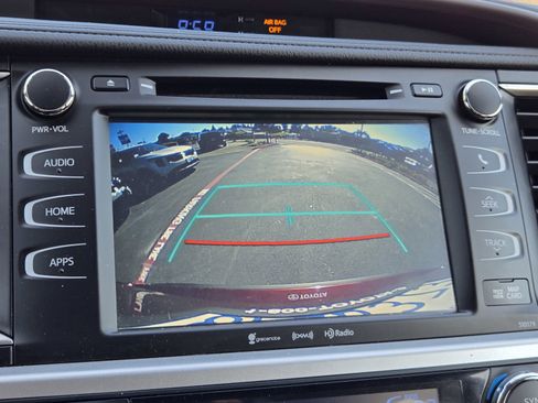 Used 2018 Toyota Highlander XLE image 18