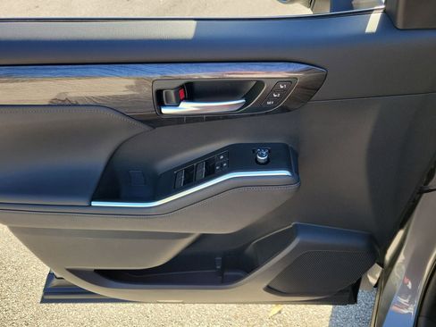 New 2026 Toyota Highlander Platinum image 14
